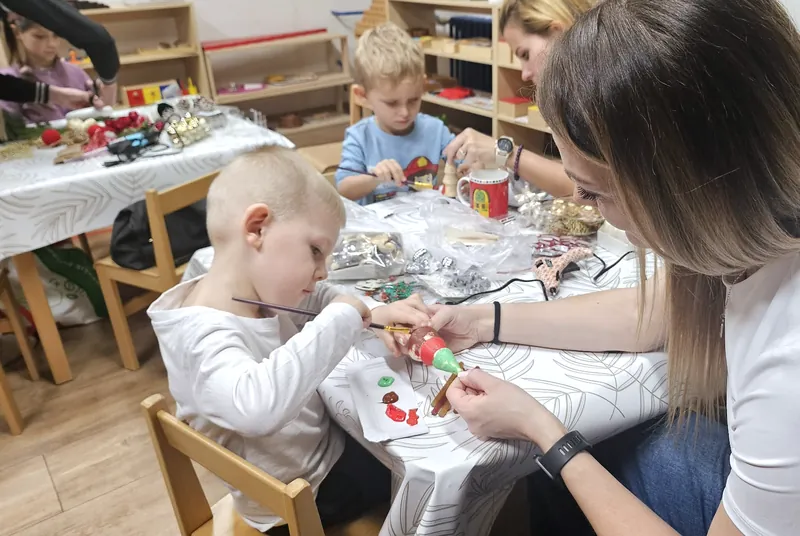 Mama pomáha synovi pri vianočnom tvorení